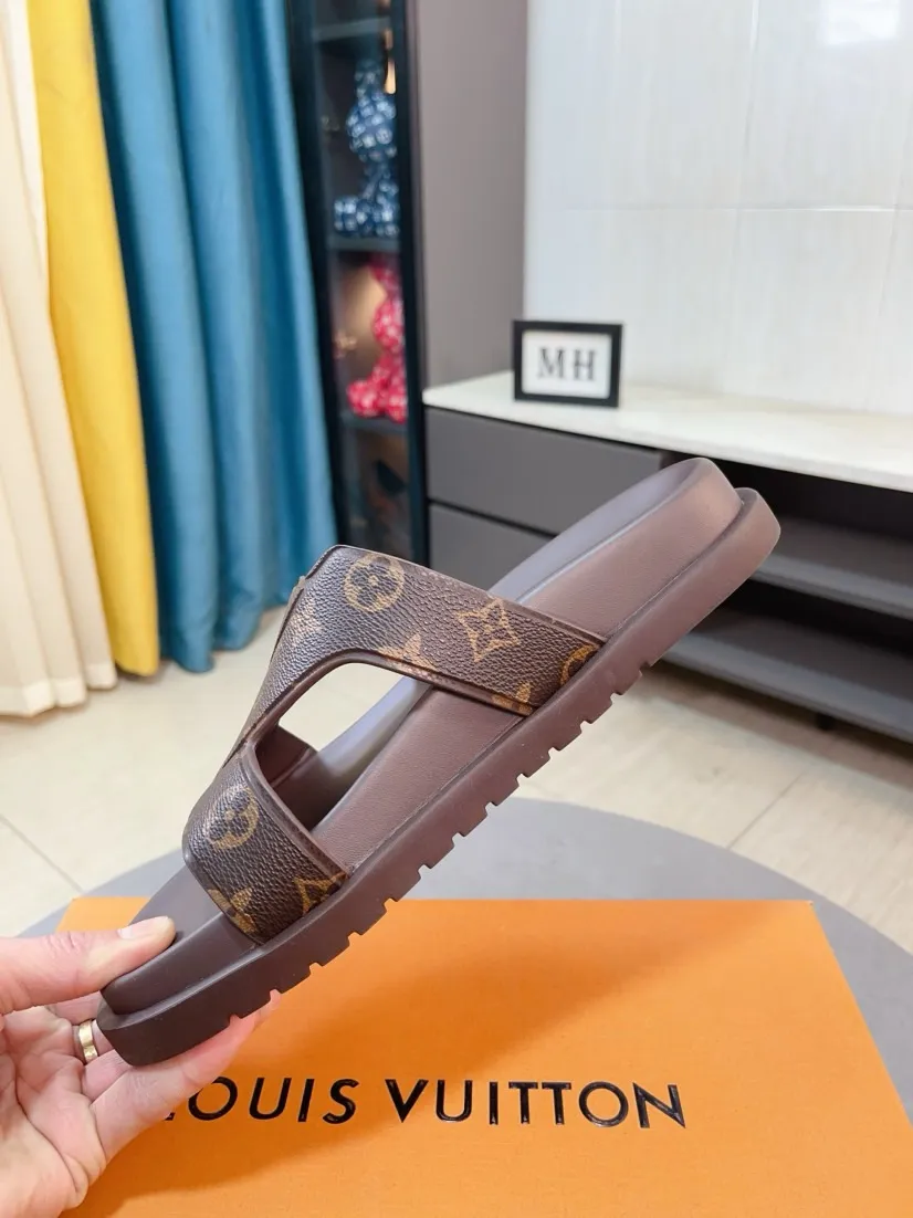 Men's shoes 💰360🌹🌹 (lv-Louis Vuitton) new men's sandals, high-end boutique, exquisite embossed logo decoration on the upper, fine workmanship, super soft soles, casual, loose and comfortable, a must-have in summer! \nsize：38-44
